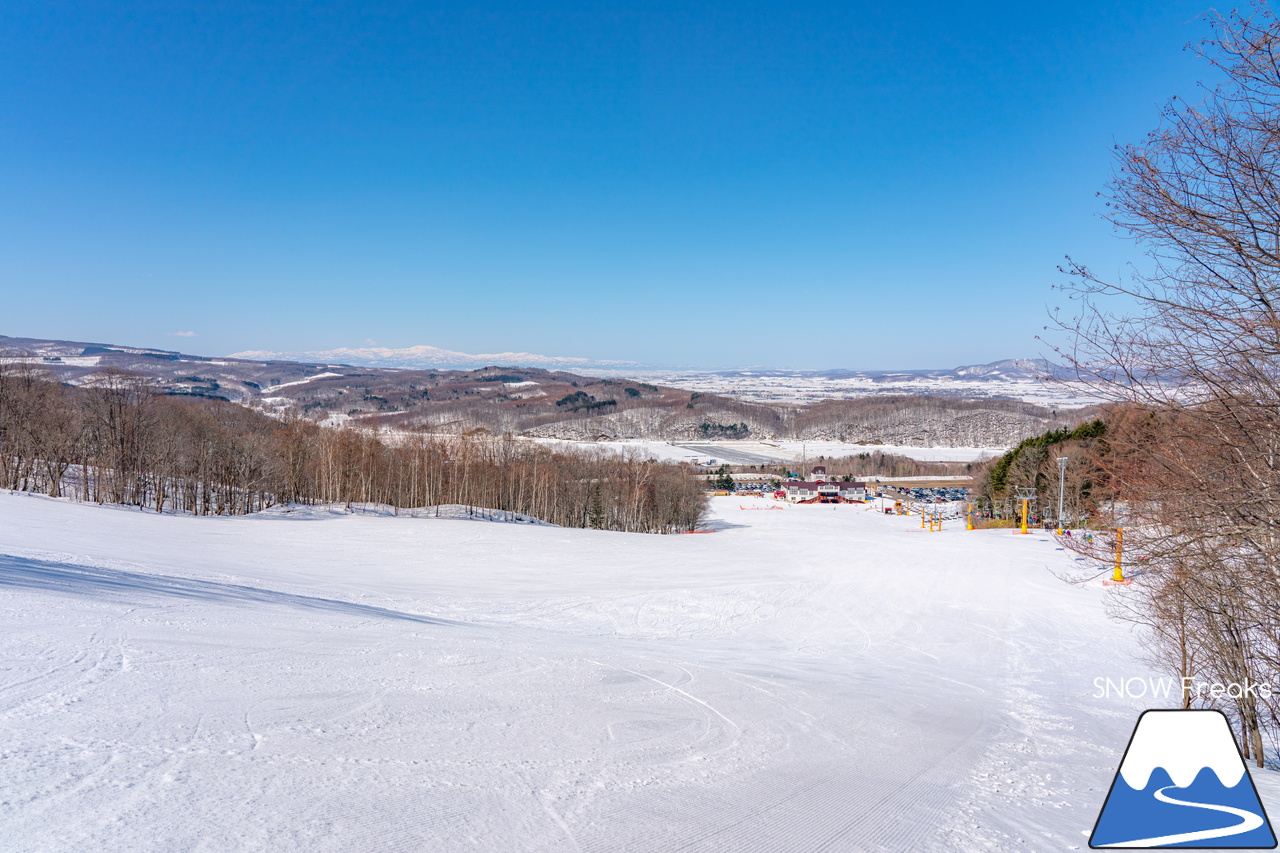 カムイスキーリンクス｜山頂から山麓までゲレンデには積雪たっぷり＆最新の自動券売機導入でチケット購入時の待ち時間も短縮。最高に気持ちの良い春スキーを楽しみましょう(^_-)-☆